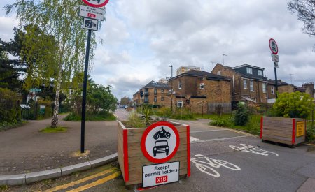 Téléchargez les photos : Londres. Royaume-Uni 04.05.2024. Planteurs, panneaux d'avertissement pour la circulation automobile dans une banlieue à faible trafic Quartier. - en image libre de droit