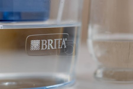 Téléchargez les photos : Londres. Royaume-Uni 04.17.2024. Une cruche de filtre à eau BRITA montrant le nom et le logo de la marque et un verre d'eau sur le côté. - en image libre de droit