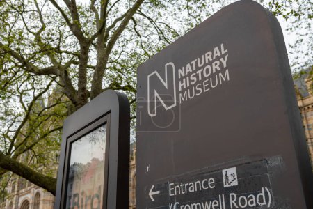 Foto de Londres. Reino Unido: 04.18.2024. El letrero de nombre y dirección fuera del Museo de Historia Natural en South Kensington. - Imagen libre de derechos