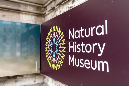 Foto de Londres. Reino Unido: 04.18.2024. El letrero de nombre y dirección fuera del Museo de Historia Natural en South Kensington. - Imagen libre de derechos