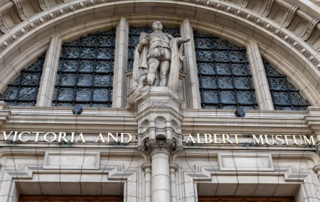 Foto de Londres. Reino Unido: 04.18.2024. Un primer plano del letrero y la estatua del nombre sobre la entrada del Museo Victoria and Albert en South Kensington. - Imagen libre de derechos