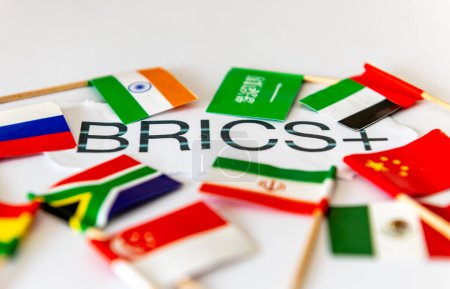 Ein BRICS + -Konzept mit den Wort- und Länderflaggen des weiß isolierten Länderblocks.