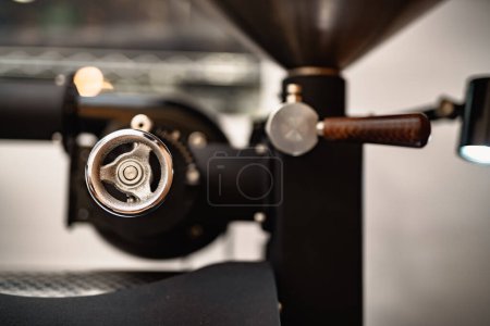 Foto de Máquina tostadora de café en la cafetería. - Imagen libre de derechos