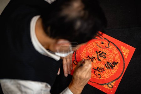 Téléchargez les photos : Writing Chinese calligraphy with word meaning "Good Fortune" for Taditional Chinese new year - en image libre de droit