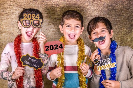 Téléchargez les photos : Trois enfants qui fêtent le Nouvel An. 2024! - en image libre de droit