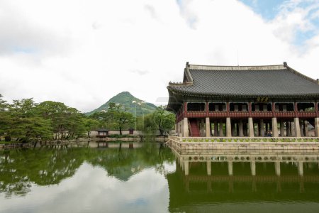 Foto de The Royal Banquet Hall (Gyeonghoeru) en Gyeongbokgung Palace en Seúl, Corea del Sur - Imagen libre de derechos