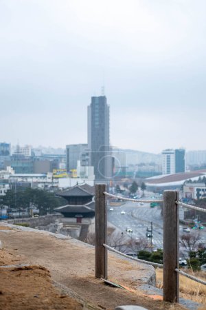 Téléchargez les photos : Vue de la ville depuis le parc Heunginjimun dans la région de Dongdaemun à Séoul, en Corée du Sud - en image libre de droit