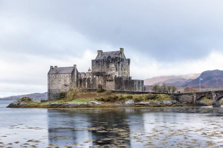 Téléchargez les photos : Eilean Donan Castle, Dornie, Kyle of Lochalsh dans les Highlands écossais
. - en image libre de droit