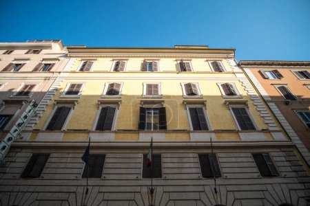 Téléchargez les photos : Bâtiment sur la rue dans la ville de Florence, Italie. Avec drapeau italien et européen - en image libre de droit