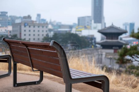 Téléchargez les photos : Un banc avec vue sur la ville depuis le parc Heunginjimun dans la région de Dongdaemun à Séoul, Corée du Sud - en image libre de droit