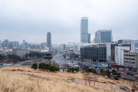 Téléchargez les photos : Séoul, Corée du Sud - 19 février 2023 : Vue de la ville depuis le parc Heunginjimun dans la région de Dongdaemun à Séoul - en image libre de droit