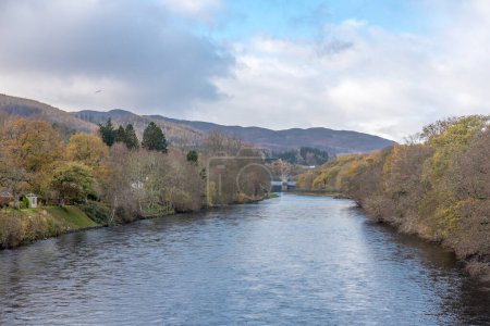 Foto de Vista panorámica del río Tummel, presa Pitlochry como parte de Perth y Kinross. Escocia, Reino Unido - Imagen libre de derechos