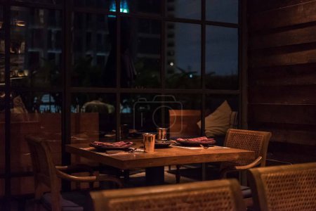 Téléchargez les photos : Assis à l'intérieur du restaurant la nuit - en image libre de droit