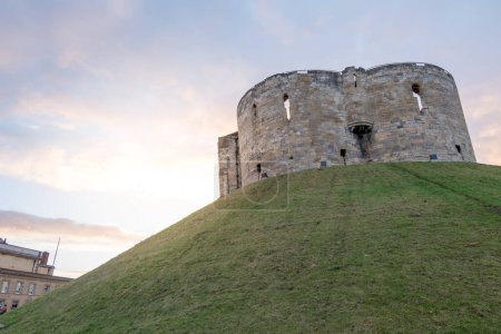Téléchargez les photos : Tour Cliffords. Une des principales caractéristiques survivantes du château de York au Royaume-Uni - en image libre de droit