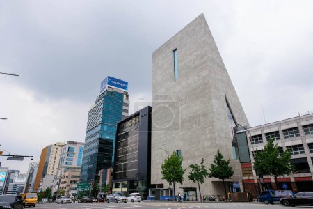 Téléchargez les photos : Séoul, Corée du Sud - 11 juillet 2022 : SongEun Art Space, lieu d'exposition au cœur du quartier animé de Chung Dam. Conçu par Herzog et de Meuron - en image libre de droit