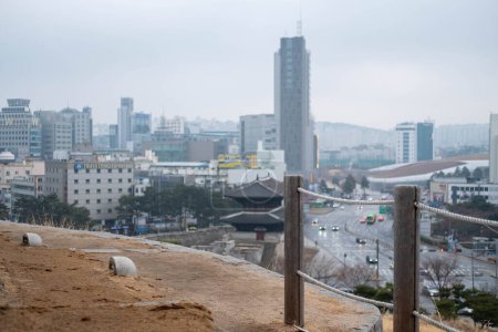 Téléchargez les photos : Vue de la ville depuis le parc Heunginjimun dans le quartier de Dongdaemun à Séoul - en image libre de droit