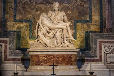 Foto de Vaticano, 17 de mayo de 2017: Pieta, obra de escultura renacentista de Miguel Ángel Buonarroti en la Basílica de San Pedro, Ciudad del Vaticano - Imagen libre de derechos