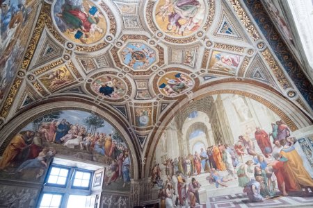 Foto de Ciudad del Vaticano, 17 de mayo de 2017: Interior de la Sala Rafael con famoso fresco, la Escuela de Atenas, en el Museo Vaticano en Italia - Imagen libre de derechos
