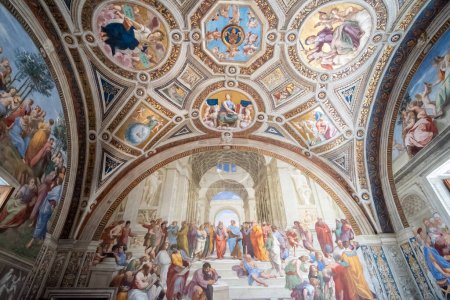 Foto de Ciudad del Vaticano, 17 de mayo de 2017: Interior de la Sala Rafael con famoso fresco, la Escuela de Atenas, en el Museo Vaticano en Italia - Imagen libre de derechos