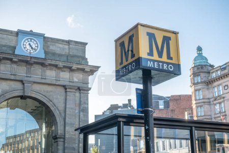 Téléchargez les photos : Newcastle, Angleterre - 2 octobre 2017 : Metro Sign devant la station. Tyne and Wear Metro, un système de transport en commun rapide et de train léger dans le nord-est de l'Angleterre. - en image libre de droit