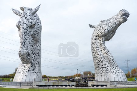 Téléchargez les photos : Falkirk, Écosse - 6 novembre 2017 : Les Kelpies, sculptures à tête de cheval sur le canal Forth et Clyde, et près de la rivière Carron, dans The Helix. - en image libre de droit