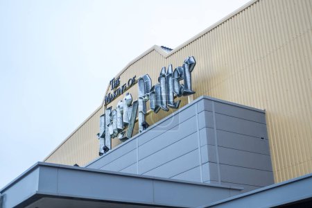 Téléchargez les photos : Londres, Angleterre - 18 novembre 2017 : Une pancarte devant la tournée du Warner Brothers Studio, The making of Harry Potter au Leavesden Studio à Londres. - en image libre de droit