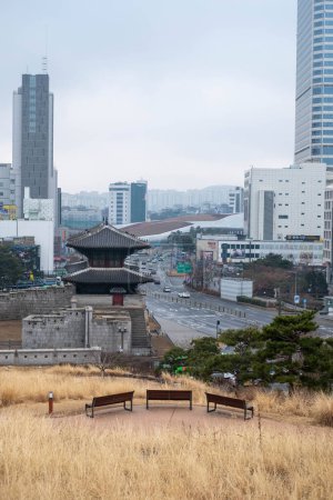 Téléchargez les photos : Séoul, Corée du Sud - 19 février 2023 : Vue de la ville depuis le parc Heunginjimun dans la région de Dongdaemun à Séoul. - en image libre de droit