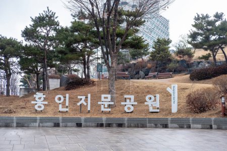 Téléchargez les photos : Séoul, Corée du Sud - 19 février 2023 : Sigange de Heunginjimun Park. Le parc sur la colline dans la région de Dongdaemun de Séoul. - en image libre de droit