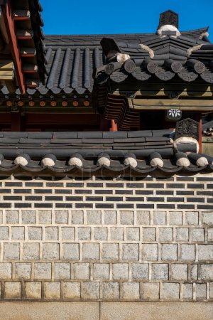 Hwaseong Haenggung, palais temporaire où le roi séjournait lorsqu'il voyageait à l'extérieur de Séoul, en Corée du Sud. avec le fond naturel d'automne. Il est célèbre comme lieu de tournage K-drama.