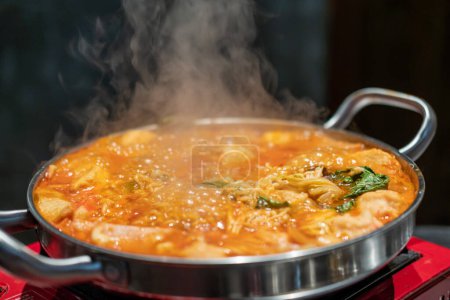 Téléchargez les photos : Pot chaud coréen, Ramyeon et Tteokbokki dans la soupe Kimchi avec légumes et viande - en image libre de droit