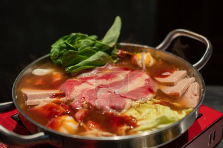 Téléchargez les photos : Pot chaud coréen, Ramyeon et Tteokbokki dans la soupe Kimchi avec légumes et viande - en image libre de droit
