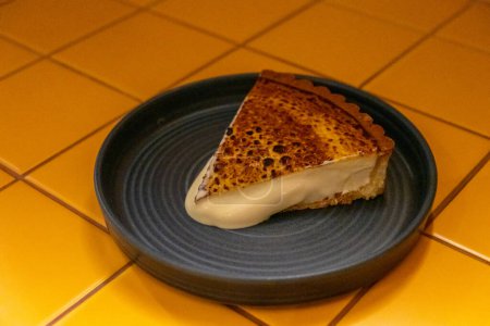 Foto de Tarta de queso quemada, contiene crema y queso azul con sable de almendra servido en el plato - Imagen libre de derechos