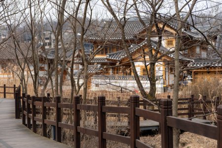Chemin en bois dans le village d'Eunpyeong Hanok, le plus grand complexe résidentiel néo-hanok de la région de la capitale, entouré de collines et de montagnes à Séoul, en Corée du Sud