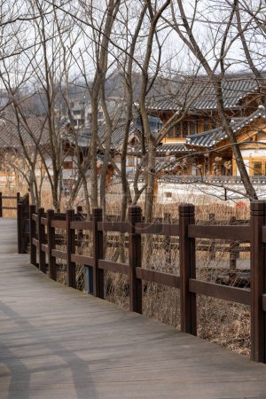 Chemin en bois dans le village d'Eunpyeong Hanok, le plus grand complexe résidentiel néo-hanok de la région de la capitale, entouré de collines et de montagnes à Séoul, en Corée du Sud