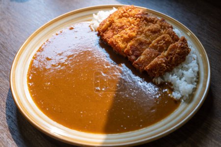 Tonkatsu Curry, ein Teller Reis mit gebratenem Schweinefleisch und Currysoße. Japanisches Essen