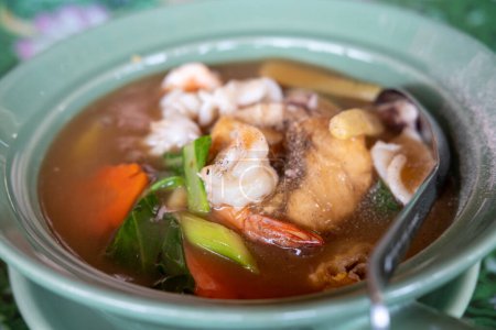 Tom yum, Thai Meeresfrüchte würzige Suppe in einer Schüssel.