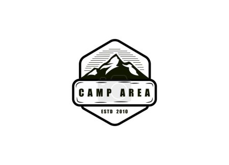 Ilustración de Parches Vintage al aire libre con logotipo del campamento de verano en madera. Dibujos a mano y diseños de emblemas vectoriales. - Imagen libre de derechos