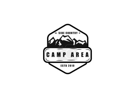 Ilustración de Parches Vintage al aire libre con logotipo del campamento de verano en madera. Dibujos a mano y diseños de emblemas vectoriales. - Imagen libre de derechos