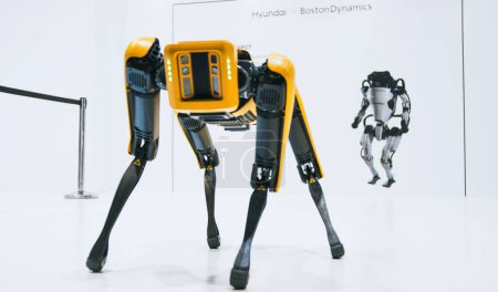 Téléchargez les photos : Bangkok, Thaïlande - 28 mars 2023 : Présentation de Spot, robot à quatre pattes par Hyundai Boston Dynamics au salon de l'automobile. Technologie futuriste avancée, concept expo robotique - en image libre de droit