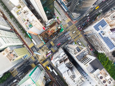 Foto de Tráfico de coches en la intersección de carreteras en el centro de la ciudad de Hong Kong. Vista aérea superior del dron. Estilo de vida de los asiáticos, vida en la ciudad de Asia o concepto de transporte público - Imagen libre de derechos