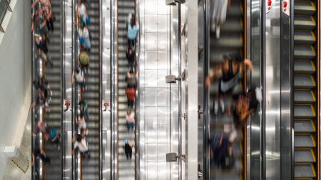 Téléchargez les photos : Motion flou de foule Les Asiatiques transportent par escalator à la station de métro de Hong Kong. Transport en commun, vie urbaine en Asie ou concept de mode de vie urbain de banlieue. Top vue grand angle - en image libre de droit