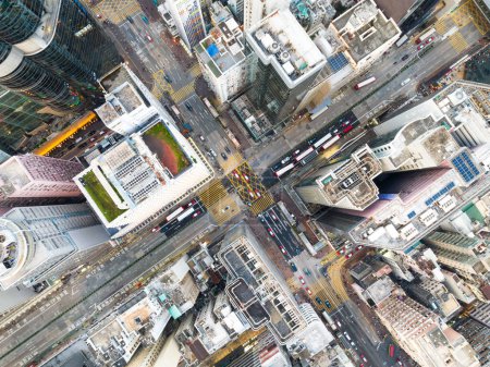 Foto de Edificios de rascacielos urbanos, transporte de coches por carretera en el distrito de la ciudad de Mong Kok, en el centro de Hong Kong. Vista aérea superior del dron. Estilo de vida de las personas asiáticas, vida en la ciudad de Asia o transporte público - Imagen libre de derechos