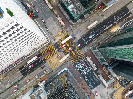 Téléchargez les photos : Bâtiments de gratte-ciel de paysage urbain, transport routier dans le quartier de Mong Kok, centre-ville de Hong Kong. Vue aérienne du dessus du drone. Mode de vie des Asiatiques, vie urbaine en Asie ou transports en commun - en image libre de droit