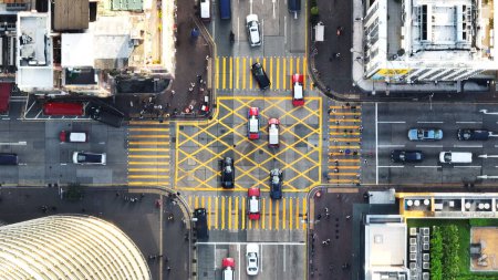 Téléchargez les photos : Transport de la circulation automobile sur la route, les piétons traversent le passage à niveau de zèbre, carrefour à Mong Kok, Hong Kong centre-ville. Vue aérienne du dessus du drone. Style de vie asiatique, Asie transport ville vie - en image libre de droit