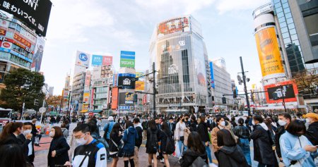 Téléchargez les photos : Tokyo, Japon - 7 déc. 2022 : Une foule de Japonais, navetteurs, voyageurs traversent la route à pied au croisement de Shibuya. Repère touristique, transport de la circulation, transport en Asie, tourisme asiatique vie urbaine - en image libre de droit