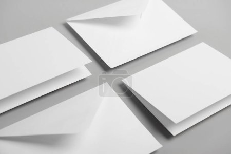 Téléchargez les photos : Cartes blanches vierges avec modèle d'enveloppe - en image libre de droit