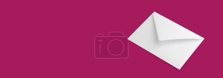 Téléchargez les photos : Enveloppe blanche vierge sur fond violet, maquette - en image libre de droit