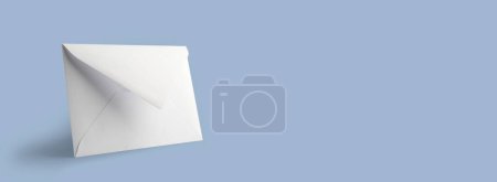 Téléchargez les photos : Enveloppe blanche vierge sur fond bleu, maquette - en image libre de droit