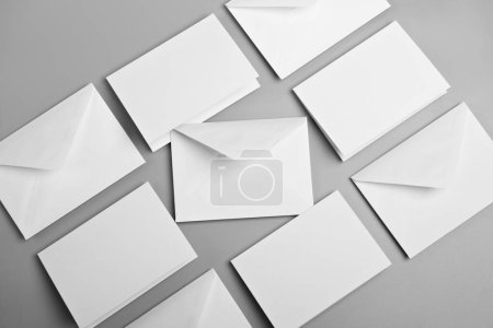 Téléchargez les photos : Cartes blanches vierges avec modèle d'enveloppe - en image libre de droit