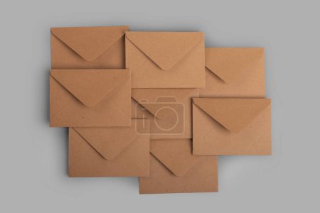 Téléchargez les photos : Enveloppes en papier kraft en gros plan, maquettes - en image libre de droit